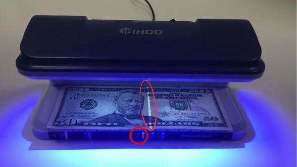 El Tihoo T0020 revela las marcas de seguridad únicas en un billete de 50 USD, asegurando su autenticidad.